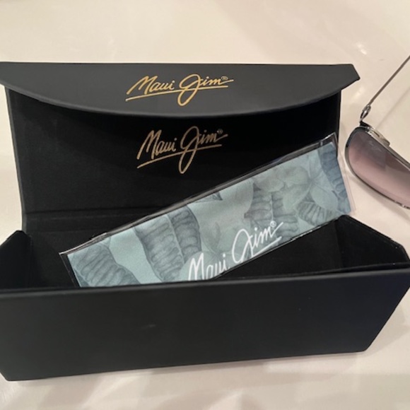 NEW/NEVER WORN: MAUI JIM PUAKENIKENI 823 SUNGLASSES - Picture 6 of 6
